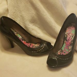 Betseyville Black heels w/silver hearts